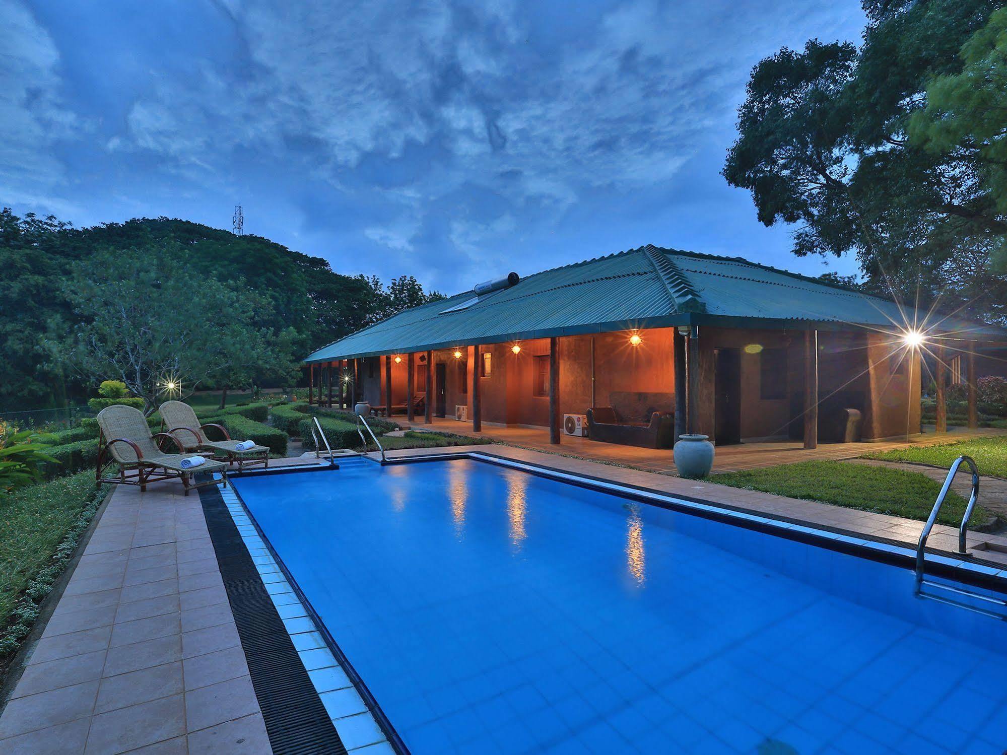 Grand & Gangula Hotell Dambulla Exteriör bild
